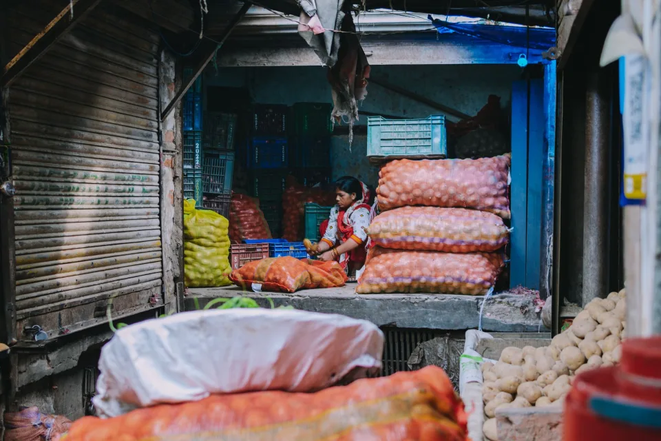 Lối đi giữa hai dãy kệ